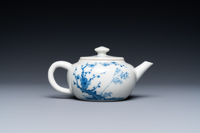 Une petite th&eacute;i&egrave;re en porcelaine de Chine en bleu et blanc, 19&egrave;me