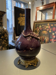 Un vase de forme bouteille en porcelaine de Chine en aubergine monochrome &agrave; monture en bronze dor&eacute;, marque de Qianlong, 19/20&egrave;me