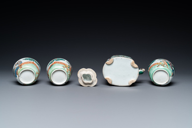 Une th&eacute;i&egrave;re et trois tasses en porcelaine de Chine famille verte, Kangxi et apr&egrave;s