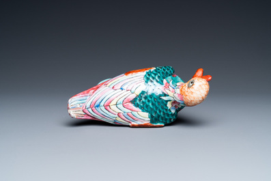 Un mod&egrave;le d'un pigeon en porcelaine de Chine famille rose, Qianlong