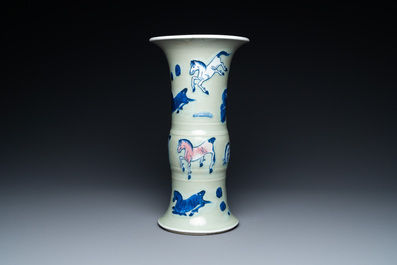 Een Chinese blauw-witte en koperrode 'Acht paarden van Mu Wang' vaas met celadon fondkleur, Kangxi