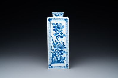 Une bouteille de forme carr&eacute;e en porcelaine de Chine en bleu et blanc, Kangxi
