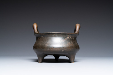 Un br&ucirc;le-parfum tripod en bronze sur support en forme de lotus, marque Yan Gu Tang, R&eacute;publique