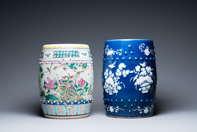 Deux tabourets en porcelaine de Chine famille rose et &agrave; fond bleu, 19&egrave;me