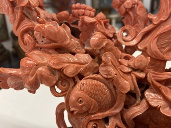 Un grand groupe figurant deux femmes entour&eacute;es de fleurs, de poissons et d'oiseaux en corail rouge sculpt&eacute;, Chine, 19&egrave;me