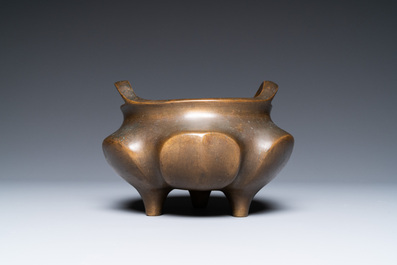 Un br&ucirc;le-parfum en bronze sur socle en forme de lotus, marque de Xuande, Chine, 19&egrave;me