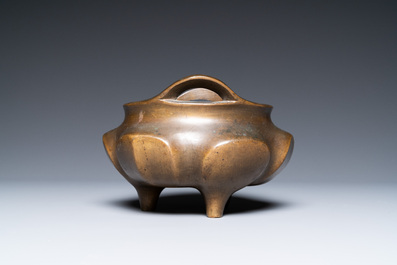 Un br&ucirc;le-parfum en bronze sur socle en forme de lotus, marque de Xuande, Chine, 19&egrave;me