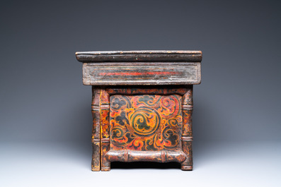 Un support d'autel en bois laqu&eacute; et peint, Tibet, 18&egrave;me