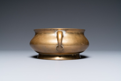 Un br&ucirc;le-parfum en bronze, marque de Xuande, Chine, 19&egrave;me
