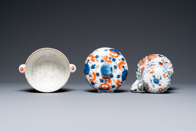 Drie Chinese Imari-stijl theepotten, een dekselkan en een dekselkom, Kangxi
