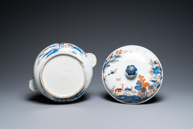Une terrine couverte de forme ronde en porcelaine de Chine de style Imari, Qianlong