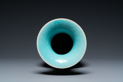Un vase en porcelaine de Chine famille rose &agrave; fond bleu &agrave; d&eacute;cor 'bajixiang', 19&egrave;me