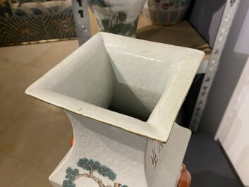 Un vase de forme carr&eacute;e en porcelaine de Chine qianjiang cai sign&eacute; Wang Peizhang et une paire en porcelaine de Samson, 19&egrave;me