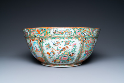 An impressive Chinese Canton famille rose bowl, 19th C.