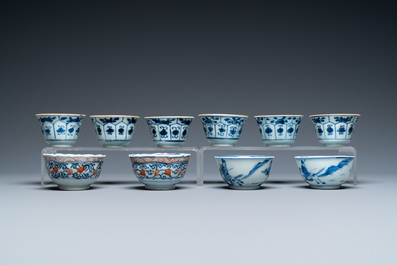 Vingt-deux tasses et dix-neuf soucoupes en porcelaine de Chine famille rose et en bleu et blanc, Kangxi et apr&egrave;s