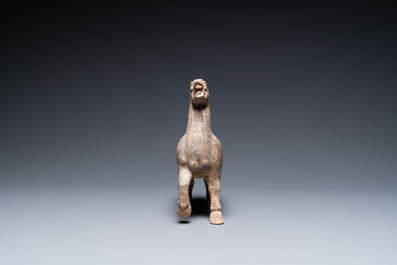 Een Chinees aardewerken model van een stappend paard, Han
