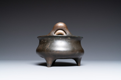 Un br&ucirc;le-parfum tripod en bronze sur support en forme de lotus, marque Yan Gu Tang, R&eacute;publique