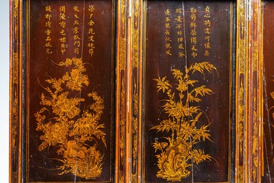 Een Vietnamees vijfdelig gelakt houten scherm met kalligrafie en floraal decor, 19e eeuw