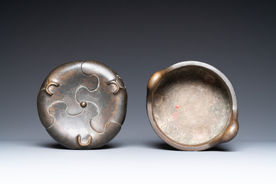 Un br&ucirc;le-parfum tripod en bronze sur support en forme de lotus, marque Yan Gu Tang, R&eacute;publique