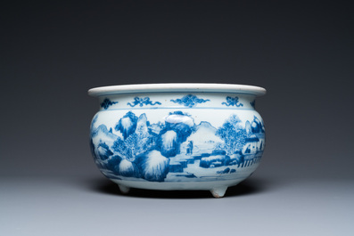 Un br&ucirc;le-parfum tripod en porcelaine de Chine en bleu et blanc, Kangxi