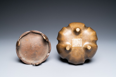 Un br&ucirc;le-parfum en bronze sur socle en forme de lotus, marque de Xuande, Chine, 19&egrave;me