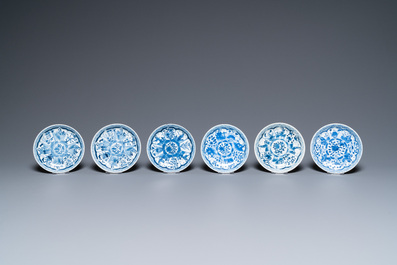Vingt-sept soucoupes et sept tasses en porcelaine de Chine en bleu et blanc, Kangxi et apr&egrave;s