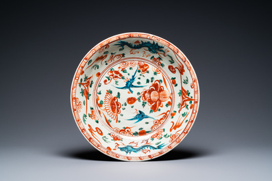 Trois plats en porcelaine de Chine dite 'de Swatow', Ming