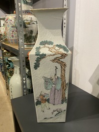 Un vase de forme carr&eacute;e en porcelaine de Chine qianjiang cai sign&eacute; Wang Peizhang et une paire en porcelaine de Samson, 19&egrave;me