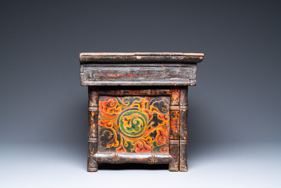 Un support d'autel en bois laqu&eacute; et peint, Tibet, 18&egrave;me