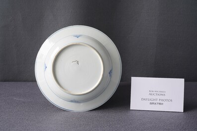 Une assiette profonde en porcelaine de Chine en bleu et blanc &agrave; d&eacute;cor d'une sc&egrave;ne du 'Xi Xiang Ji', Yongzheng