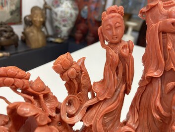 Un grand groupe figurant deux femmes entour&eacute;es de fleurs, de poissons et d'oiseaux en corail rouge sculpt&eacute;, Chine, 19&egrave;me