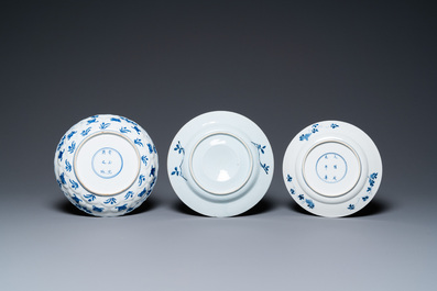 Neuf assiettes et plats en porcelaine de Chine en bleu et blanc, Kangxi/Qianlong