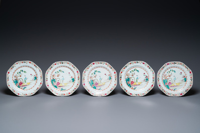 Neuf assiettes en porcelaine de Chine famille rose figurant un couple dans un bateau, Qianlong