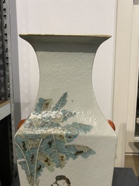 Un vase de forme carr&eacute;e en porcelaine de Chine qianjiang cai sign&eacute; Wang Peizhang et une paire en porcelaine de Samson, 19&egrave;me