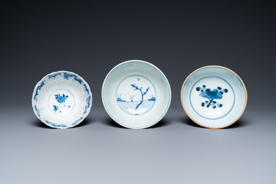 Six bols en porcelaine de Chine en bleu et blanc, &eacute;poque Transition and Kangxi