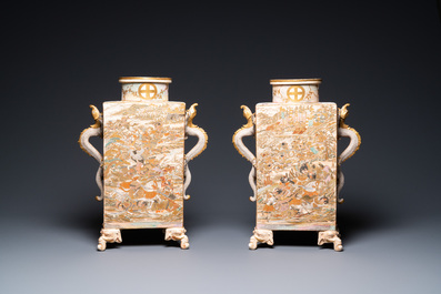 Une paire de vases en porcelaine Satsuma de Japon figurant le Mon des Shimazu, Meiji, 19&egrave;me