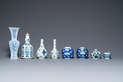 Acht Chinese blauw-witte vazen, Kangxi en later