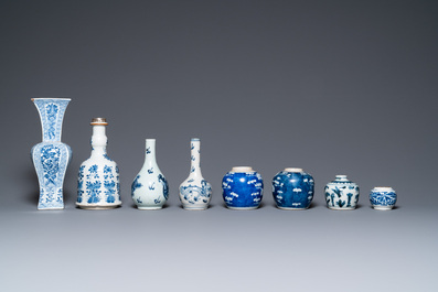 Huit vases en porcelaine de Chine en bleu et blanc, Kangxi et apr&egrave;s