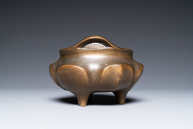 Un br&ucirc;le-parfum en bronze sur socle en forme de lotus, marque de Xuande, Chine, 19&egrave;me