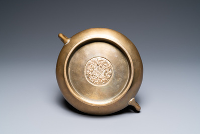 Een Chinese bronzen wierookbrander, Xuande merk, 19e eeuw