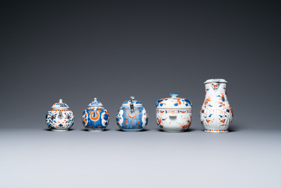 Drie Chinese Imari-stijl theepotten, een dekselkan en een dekselkom, Kangxi