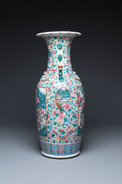 Een grote Chinese famille rose vaas met krijgerssc&egrave;nes, 19e eeuw