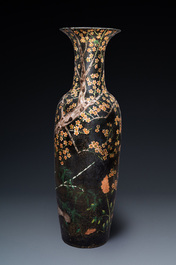 Un tr&egrave;s grand vase en porcelaine de Chine famille noire &agrave; d&eacute;cor de fleurs de prunus, marque de Kangx, 19&egrave;me