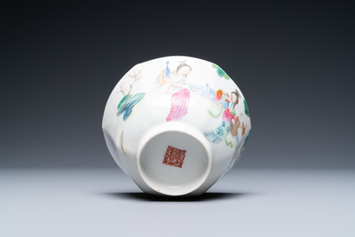 Une paire de coupes et un bol en porcelaine de Chine famille rose, 19/20&egrave;me