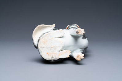 Un mod&egrave;le d'un &eacute;pagneul en porcelaine de Chine en grisaille, rouge de fer et dor&eacute;, Qianlong