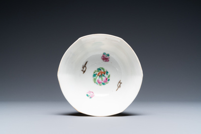 Une paire de coupes et un bol en porcelaine de Chine famille rose, 19/20&egrave;me