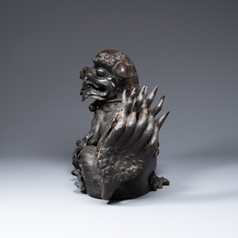 Een grote Chinese bronzen 'Boeddhistische leeuw' wierookbrander, Ming