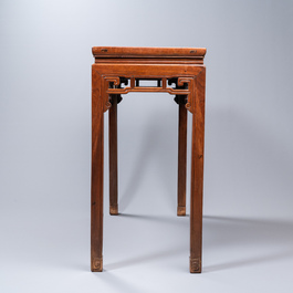 Un table de forme rectangulaire en bois huali, Chine, 18/19&egrave;me