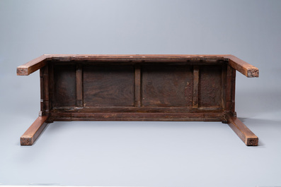 Een Chinese rechthoekige huali tafel, 18/19e eeuw
