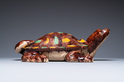 Une grande tortue en porcelaine de Chine &agrave; &eacute;mail sancai, 20&egrave;me